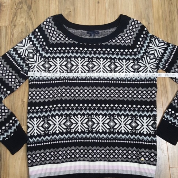 Tommy Hilfiger beautiful winter sweater with snowflakes- large - Picture 5 of 7